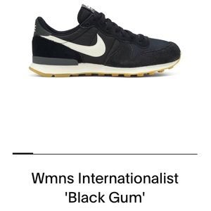 Nike Internationalist Women Black with Gum bottom